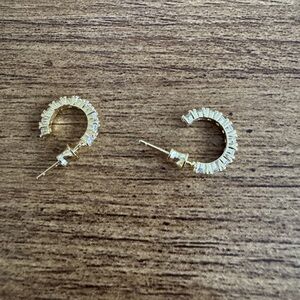 💜 Melinda Maria Heiress Huggies Gold Earrings